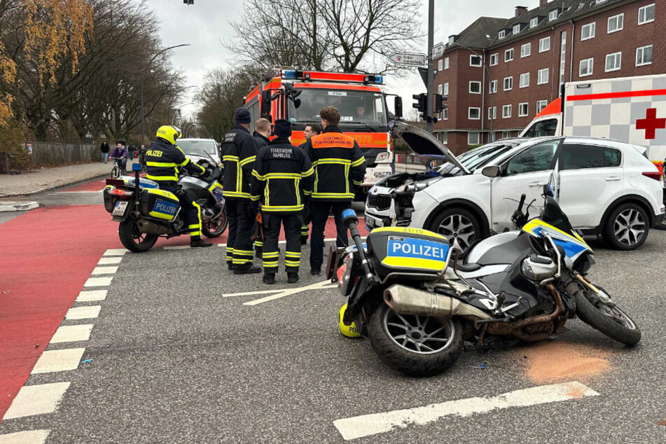 Polizist kracht mit Motorrad in Auto von 71-Jährigem, beide werden verletzt