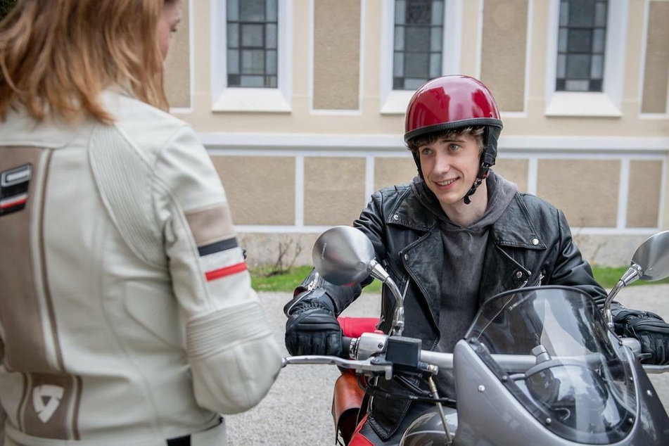 Benni (Florian Burgkart) will Cornelia (Deborah Müller) mit einem Motorradausflug überraschen.