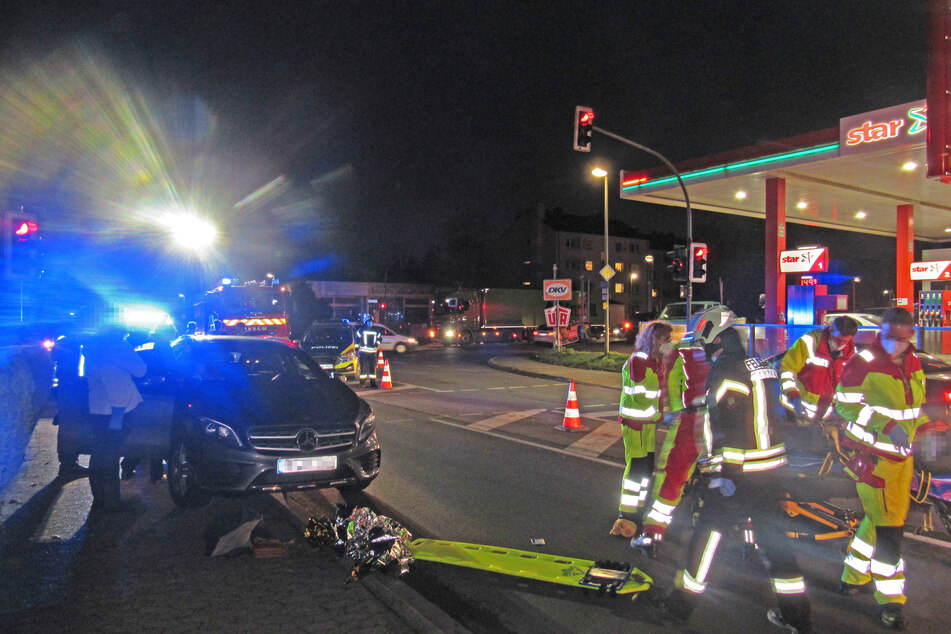 Über Motorhaube geschleudert: Mercedes-Fahrerin erfasst 84-jährige Fußgängerin