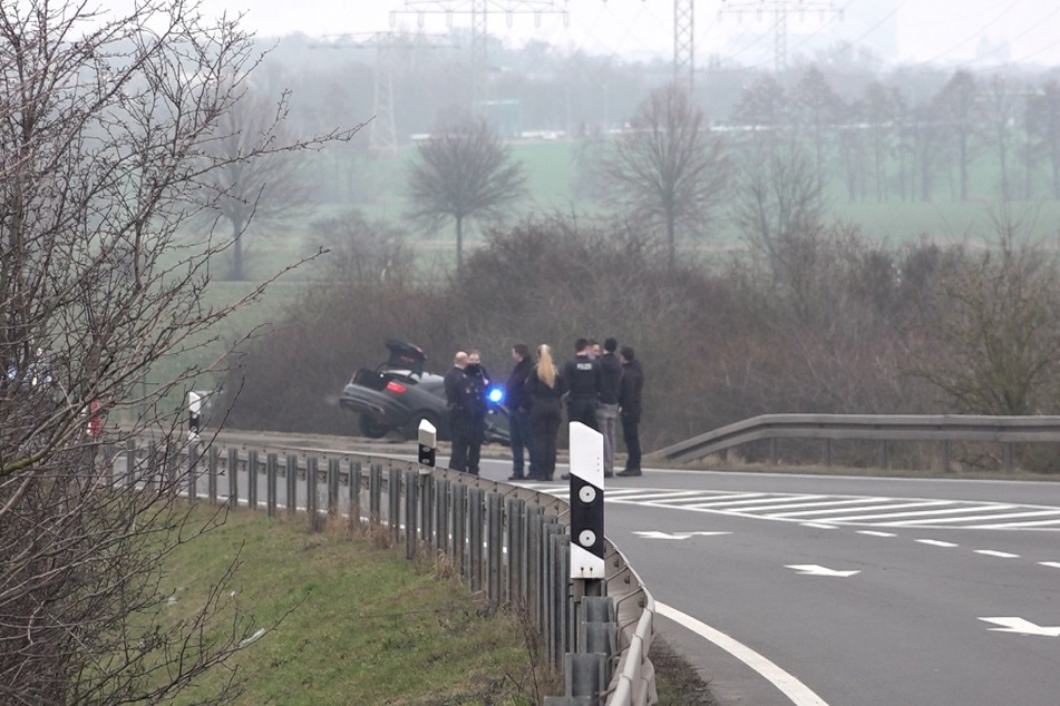 Bei der Verfolgung kam offenbar ein Wagen der Polizei von der Fahrbahn ab.