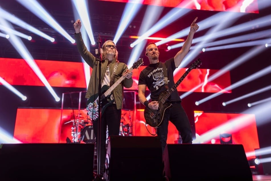 "Alter Bridge"-Sänger Myles Kennedy (56, l.) und Gitarrist Mark Tremonti (52) bei einem Auftritt in England. Am 16. Juni machen die Hard Rocker in Leipzig halt.