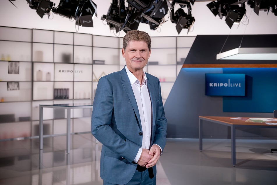 "Kripo live - Tätern auf der Spur"-Moderator Gerald Meyer (61) im Leipziger MDR-Studio.