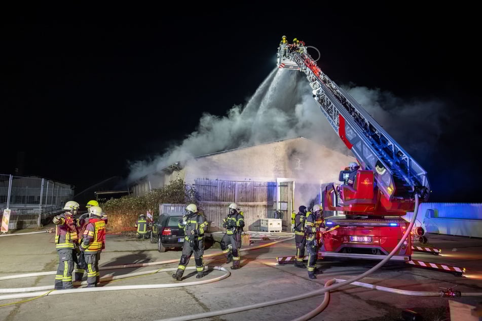 Mithilfe von Drehleitern löschten die Kameraden der Feuerwehr den Brand.