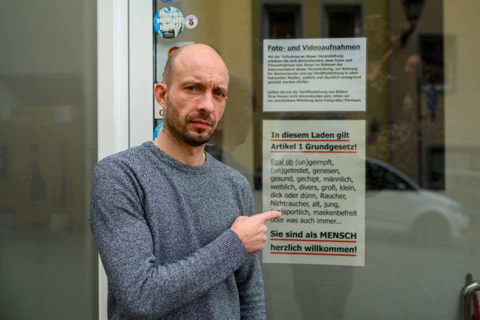 Wirt Sven Müller (40) hat vor seinem Café in Annaberg-Buchholz ein Schild angebracht, das auch Ungeimpfte willkommen heißt.