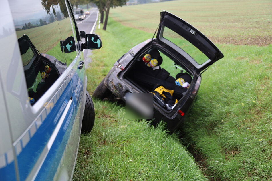 Unfall im Erzgebirge: Opel landet im Straßengraben