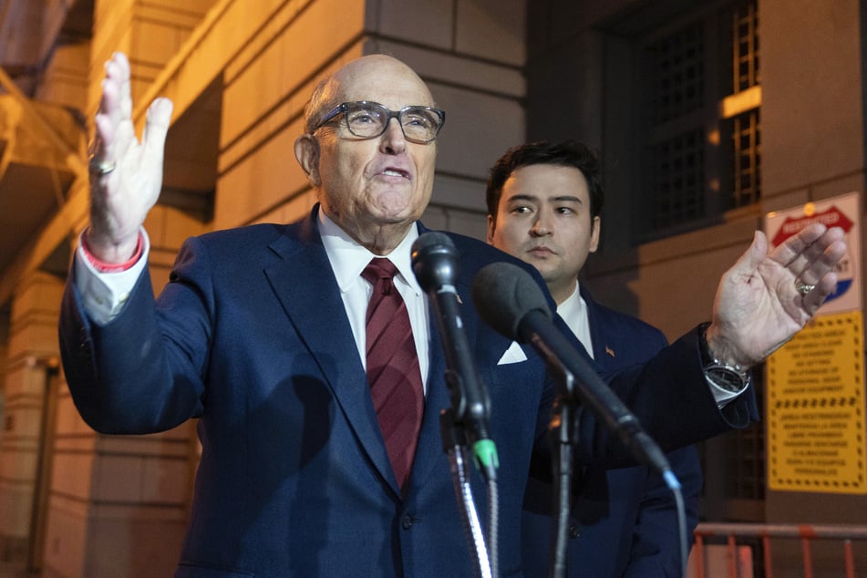 Rudy Giuliani (81, vorn) musste in eine Klinik eingeliefert werden.