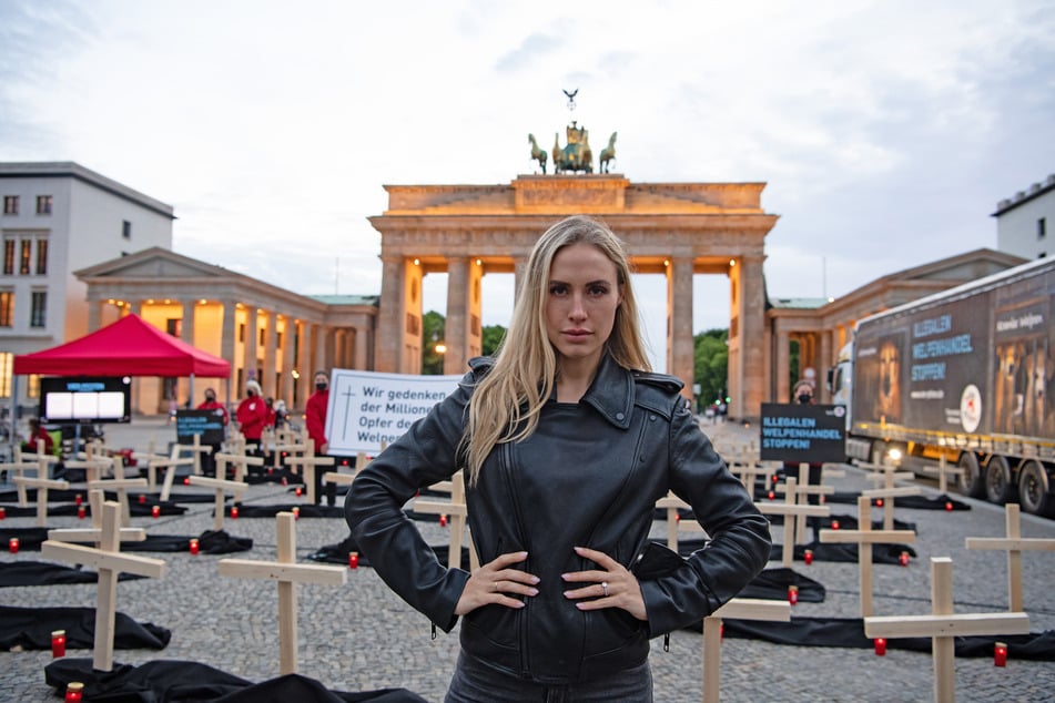 Alena Gerber (32) bei einer Mahnwache gegen den illegalen Welpenhandel auf dem Pariser Platz vor dem Brandenburger Tor.