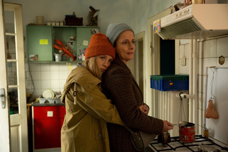 Schaufensterdekorateurin Tanja (Claudia Michelsen, 57, r.) wird beim Auszug ihrer Tochter Lisa (Lena Klenke, 30) bewusst, wie schnell die Zeit vergeht.