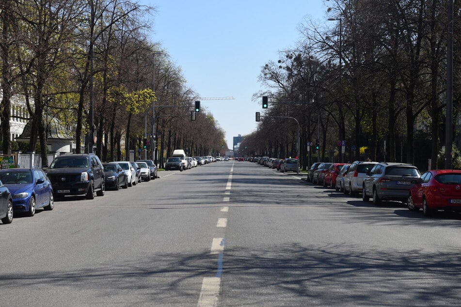 Kein Verkehr fährt auf der sonst stark befahrenen Nymphenburger Straße in München.
