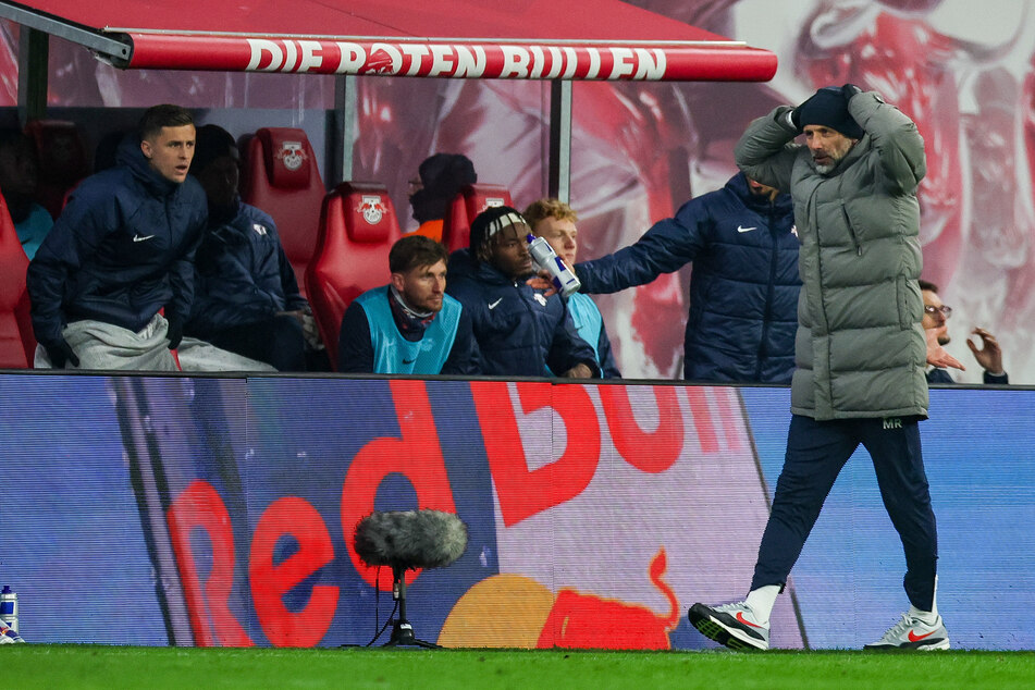 Verzweifelt musste Marco Rose (47) beim Spiel gegen Eintracht Frankfurt zusehen, wie seine Mannschaft ein ums andere Mal den Ausgleich liegen ließ.