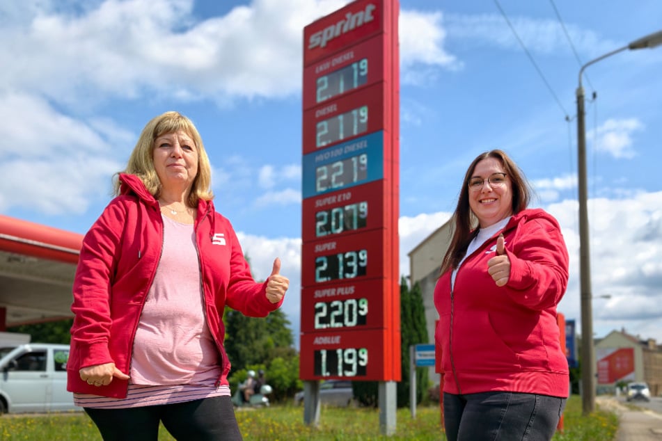 Gundula Seifert (64, l.) und Juliane Kurbjuhn (36) betreiben die Sprint-Tankstelle in Chemnitz-Schönau. Beide sagen: "Entweder man macht es mit Herz und Seele oder man lässt es."