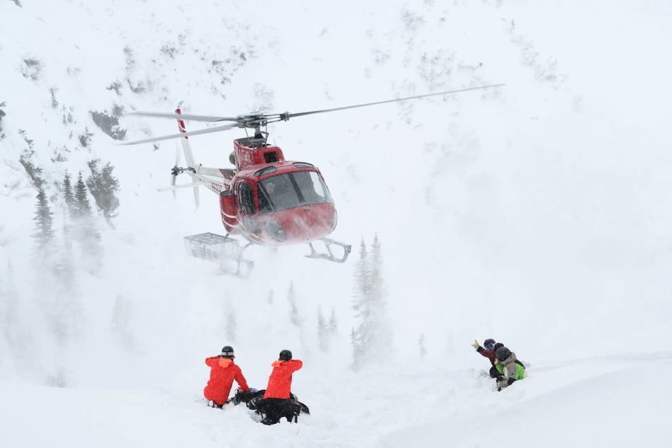 Beim Heli-Skiing werden Skifahrer von Helikoptern auf Gipfel gebracht. (Symbolbild)