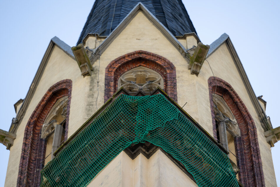Der Nordturm der Jakobikirche in Oelsnitz bröckelt. Netze sollen Schlimmeres verhindern.
