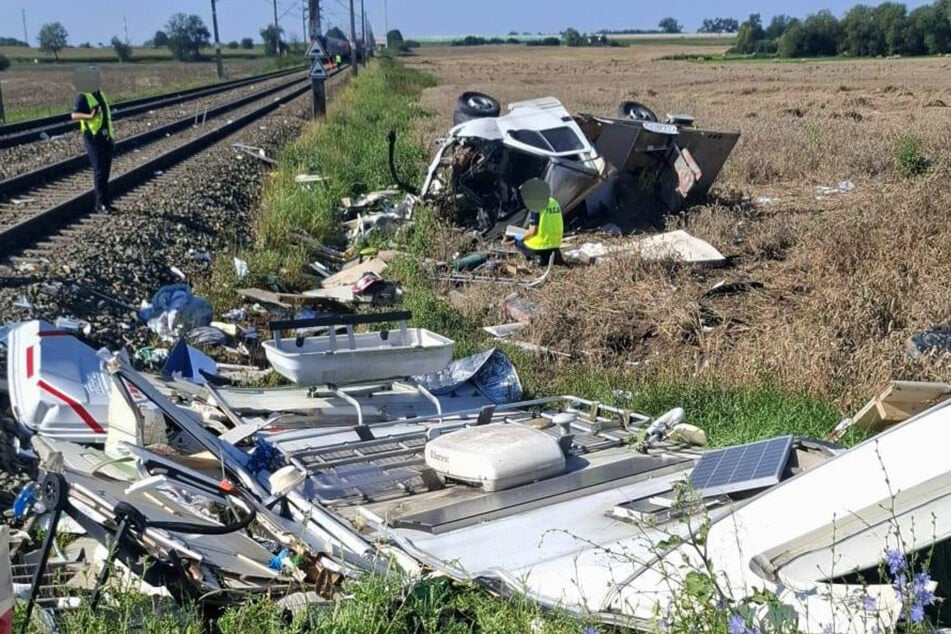 Erschreckendes Trümmerfeld: Völlig zerstört liegt ein Wohnmobil auf einem Feld bei Gronówko.