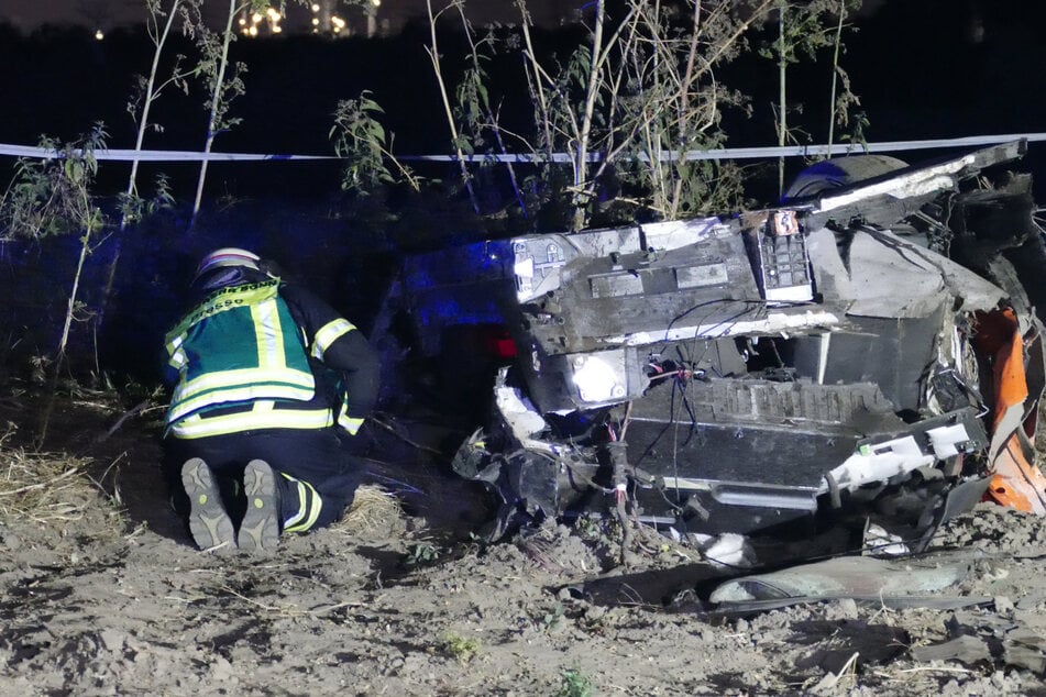 Tödlicher Unfall auf A555 bei Wesseling: Lamborghini kommt von Straße ab und zerschellt an Baum