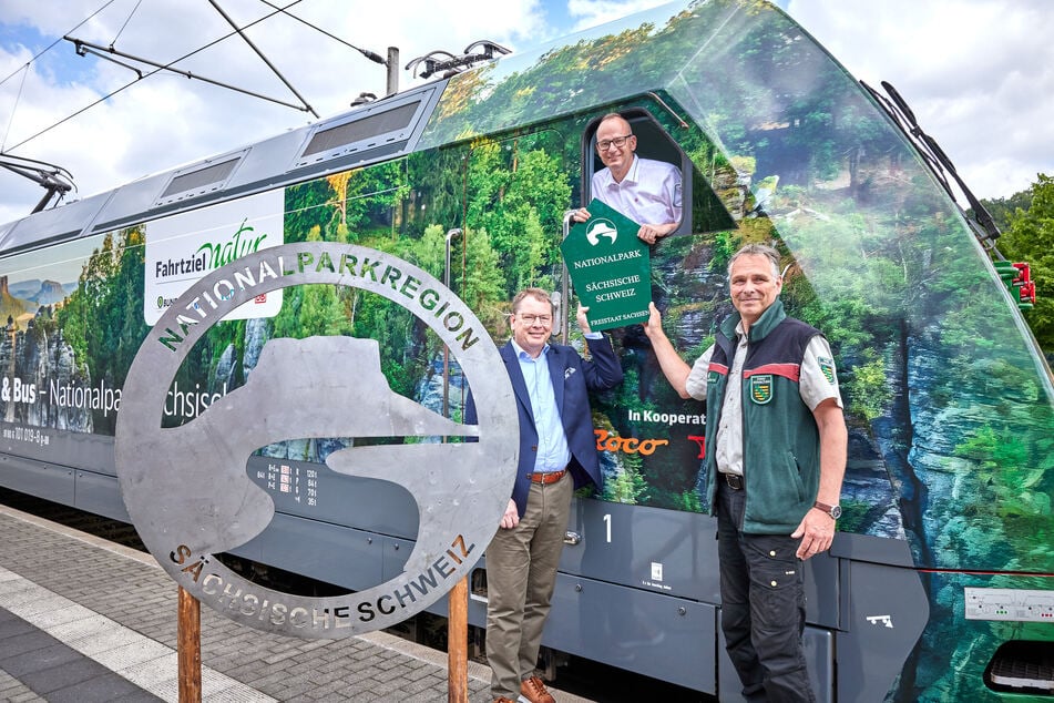 Durch eine Kooperation mit "Fahrtziel Natur" wollen sie die Sächsische Schweiz noch bekannter machen: DB-Lokführer Stefan Baumgart (50, o.), VVO-Chef Burkhard Ehlen (55, l.) und Nationalpark-Leiter Uwe Borrmeister (52).