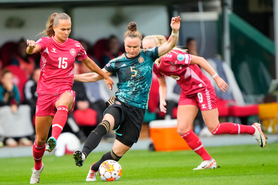 Marina Hegering (M.) hatte gegen Dänemark mal wieder alle Hände voll zu tun.