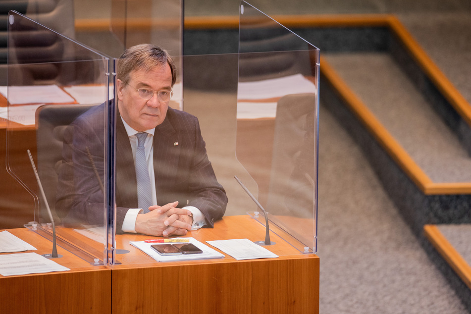 Zum Schutz vor Ansteckung tagt das Plenum mit Trennwänden.