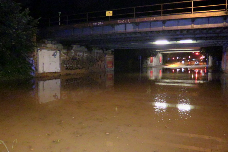 In Düsseldorf ist eine Unterführung mit Regenwasser vollgelaufen. Der Bereich musste gesperrt werden.