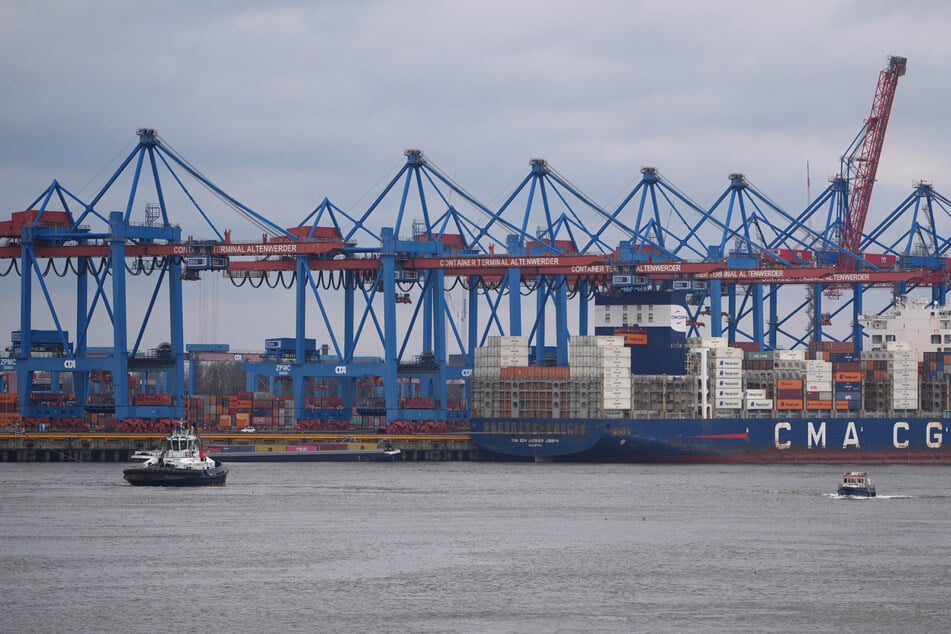 Tödlicher Arbeitsunfall im Hamburger Hafen: Mann offenbar von herabstürzendem Schiffsteil getroffen