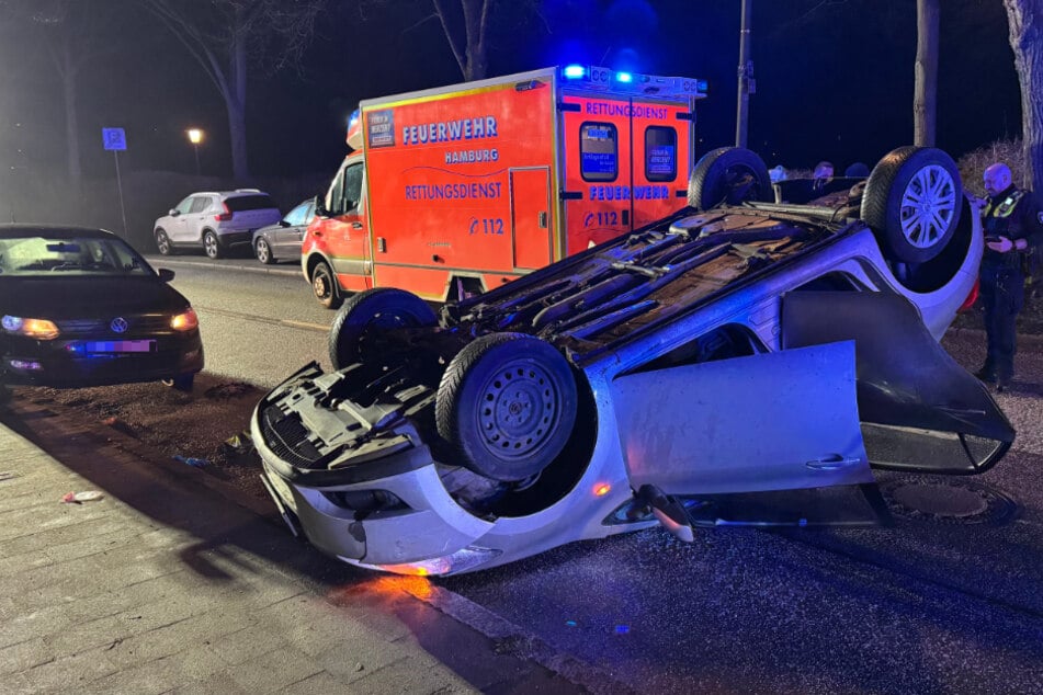 Am Samstagabend hat sich in Hamburg ein Auto überschlagen. Vier Personen wurden dabei verletzt.