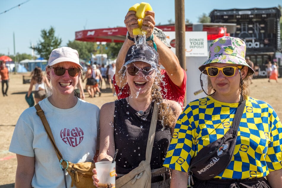 Abkühlung von der Hitze: Bei Temperaturen um die 33 Grad startete am Freitag zum vorerst letzten Mal das "Highfield"-Festival.