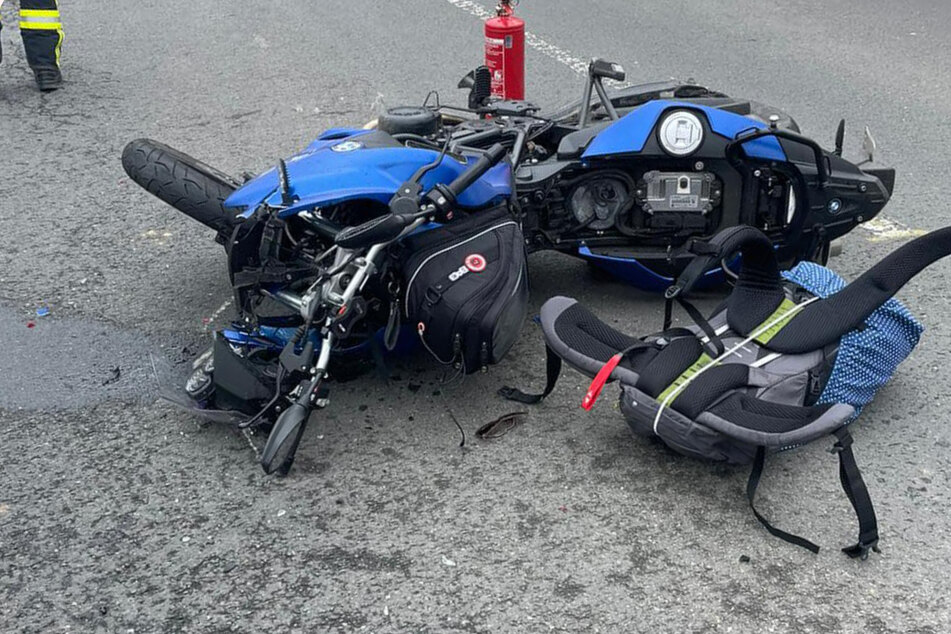 Motorrad und Auto krachen ineinander: Schwer verletzte Bikerin (22) mit Heli in Klinik geflogen