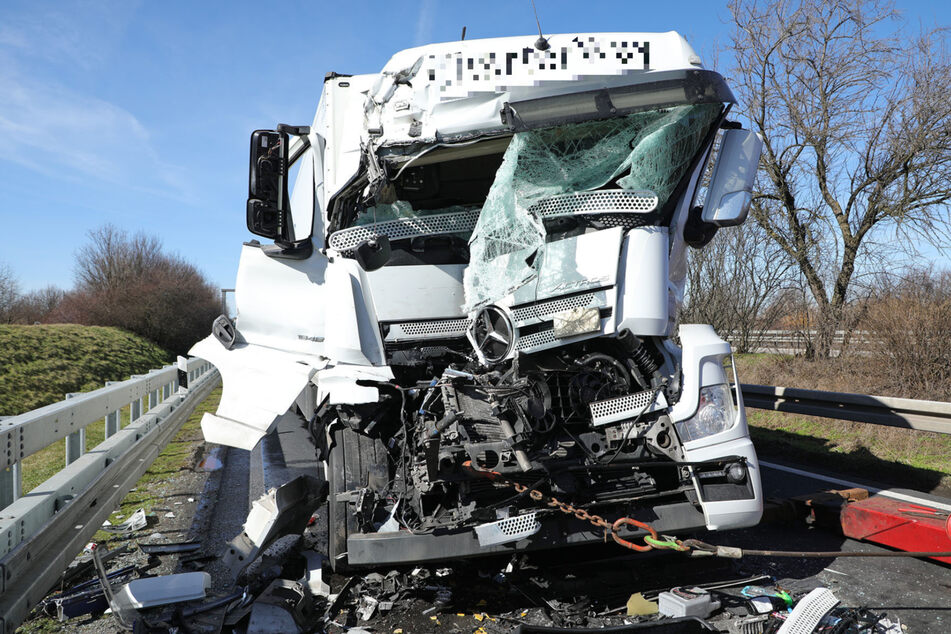 Die Front des Mercedes-Lkw ist nach dem Crash kaum wiederzuerkennen.