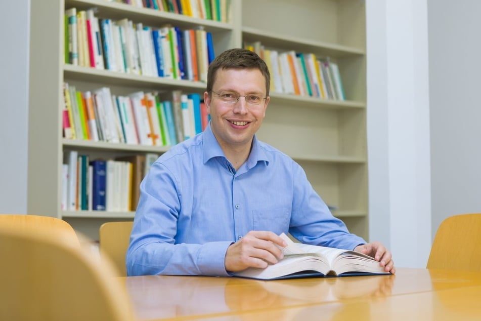 Der Psychologieprofessor Hannes Zacher (41) untersucht die Folgen der Schließung der Korona an der Universität Leipzig.