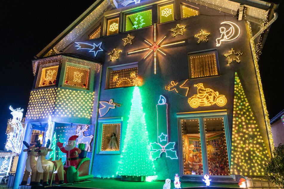 Auch die seitliche Hausfassade ist komplett mit weihnachtlichen Lichtmotiven geschmückt.