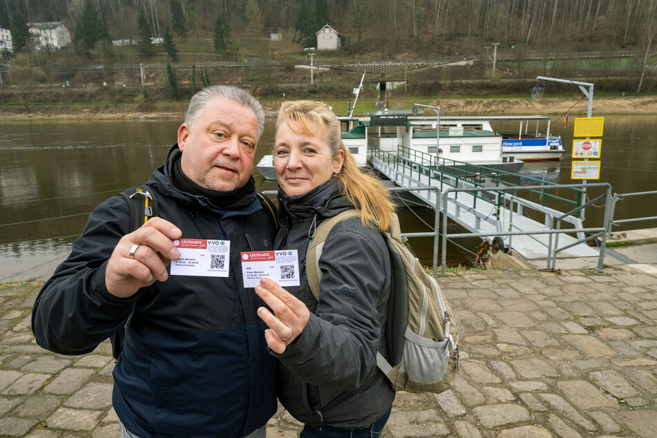 Peter (56) und Sophie Martens (50) aus Leipzig freuen sich über den Freifahrtschein.