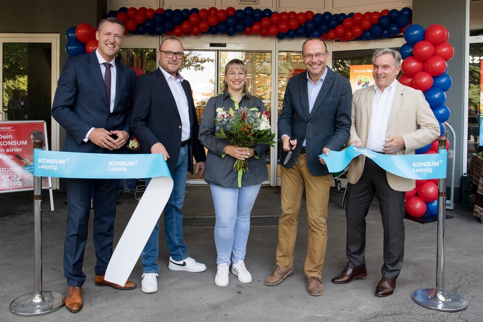 v.l.n.r.: Daniel Mohaupt (Vorstand vom Vermieter PSD Bank Berlin-Brandenburg), Ronny Adler (Bezirksleiter der KONSUM Leipzig eG), Lisa Goldstein (Filialleiterin), Wolfram Günther (51) und Matthias Hieke (Prokurist KONSUM Leipzig eG) schnitten feierlich das Band durch.