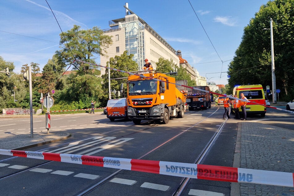 Mit Flatterband wurde der Bereich am Neuen Rathaus abgesperrt, bis der Schaden an der Oberleitung behoben war.