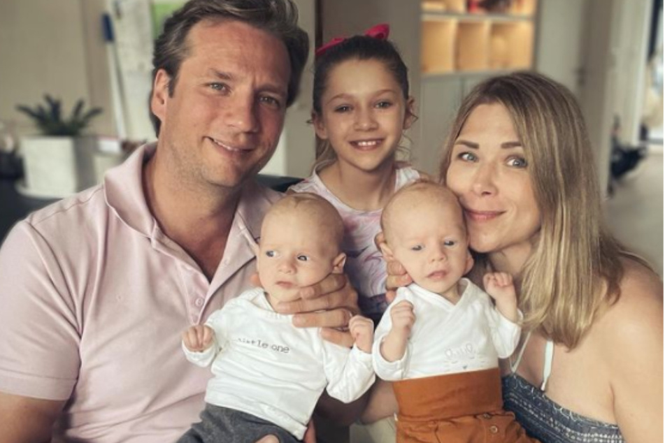 Bitte lächeln: Tanja Szewczenko (44) und Ehemann Norman Jeschke (42) posieren mit ihren drei Kindern für ein Familienfoto.