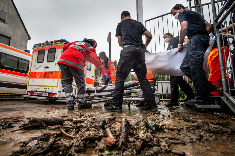 In Hagen mussten Helfer Menschen aus einem Altenheim retten, dass von den Wassermassen bedroht wurde.