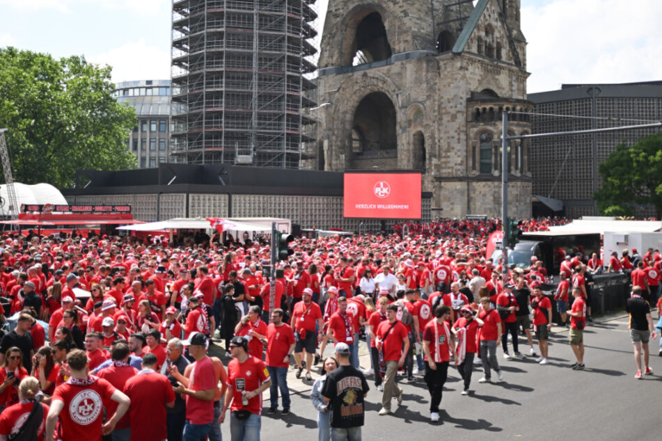 Auch die Roten Teufel tränken die Hauptstadt in ihrer Vereinsfarbe, wie hier am Breitscheidplatz.