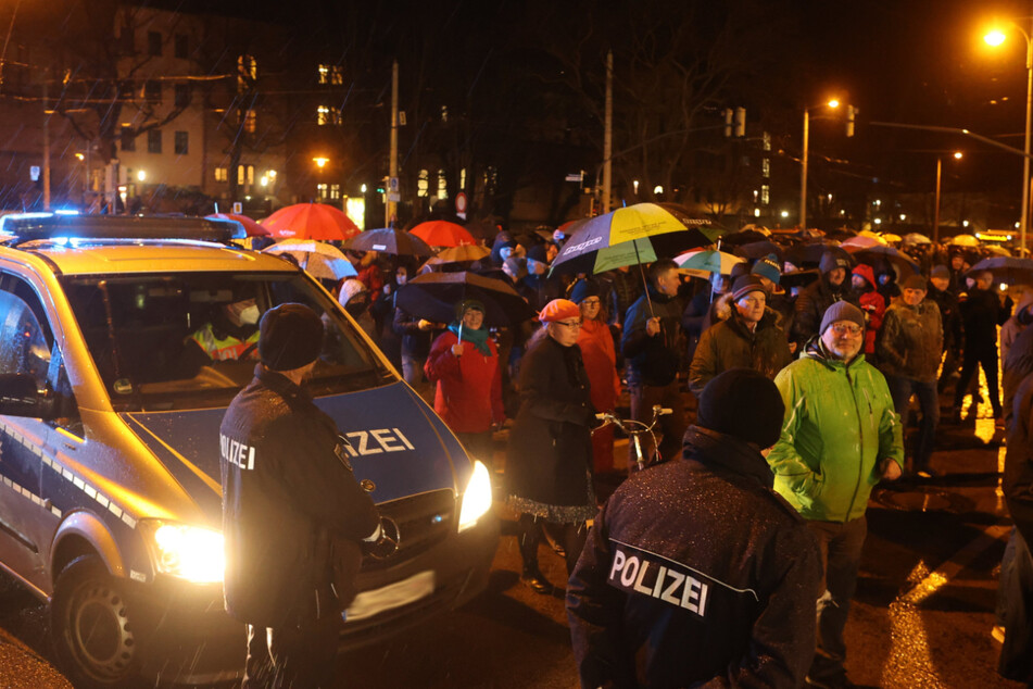 13.000 Corona-Gegner bei Demos in Thüringen: Reichsbürger geht auf Polizisten los