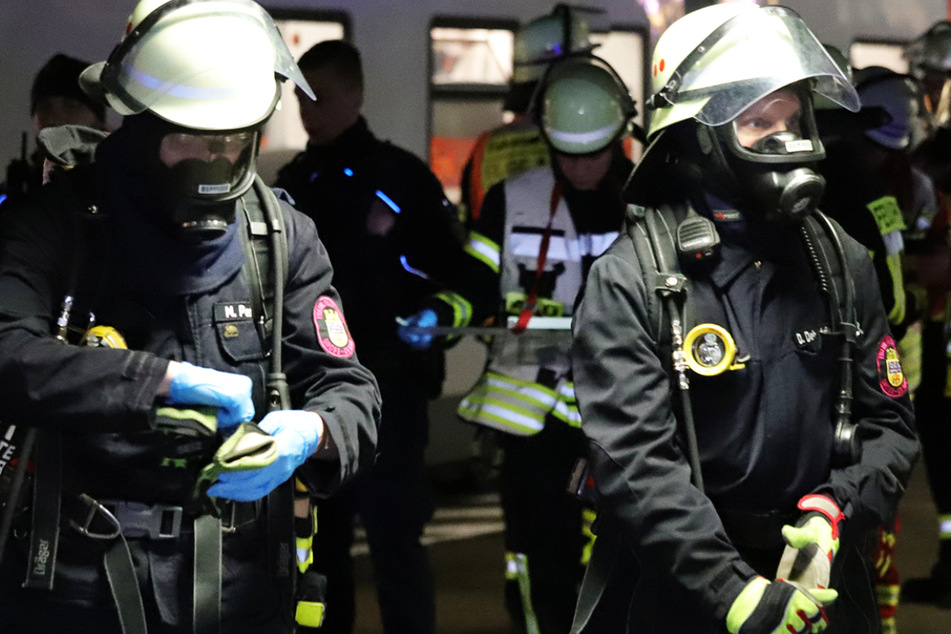 Mit Atemschutz ausgerüstete Feuerwehr-Kräfte evakuierten rund 50 Fahrgäste aus einer im Bahnhof Groß-Gerau haltenden Regionalbahn.