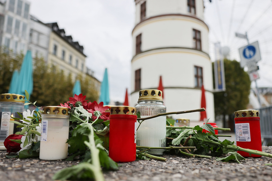 Kerzen stehen am Burgplatz am Tatort. Nach einer tödlichen Auseinandersetzung in der Düsseldorfer Altstadt war ein junger Mann gestorben.