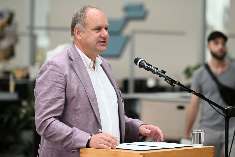 OB Dirk Hilbert (53, FDP) ist spät dran mit der Umsetzung des Ratsbeschlusses.