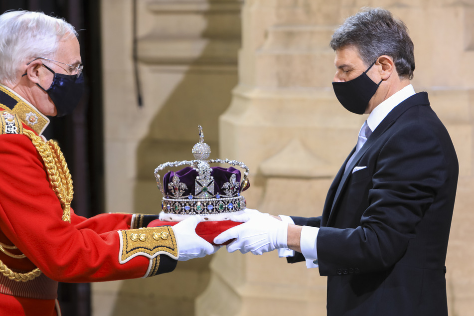 Die königliche Staatskrone befand sich während der Rede nicht auf dem Kopf der Queen, sondern wurde von Angestellten bewahrt.