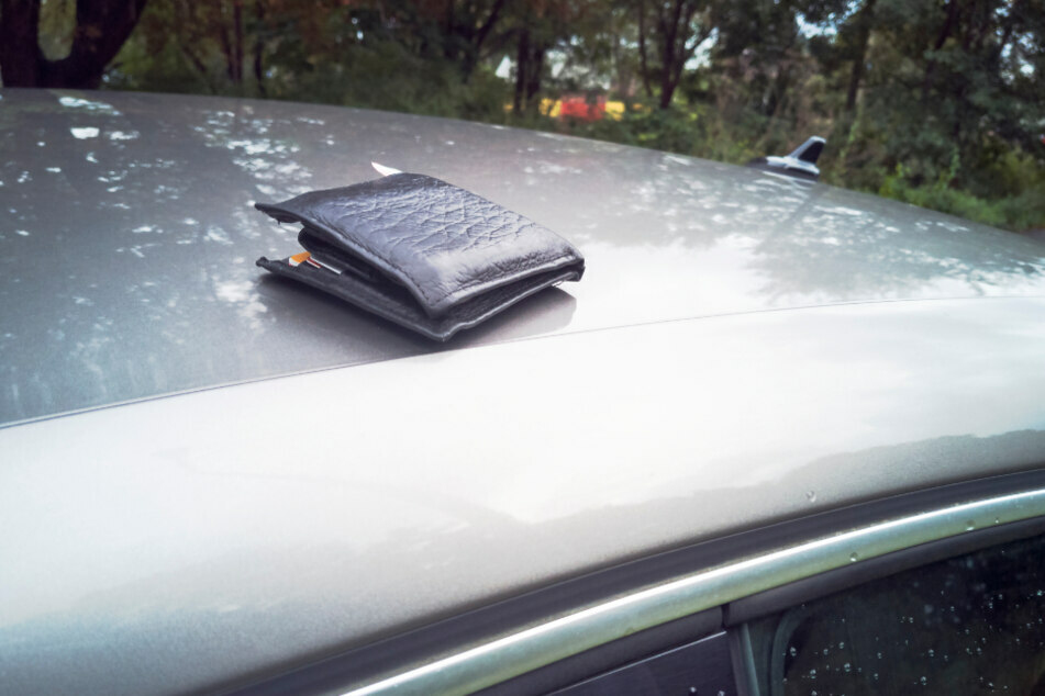 Ein 36-Jähriger legte seine Geldbörse auf dem Autodach ab und fuhr los. (Symbolbild)