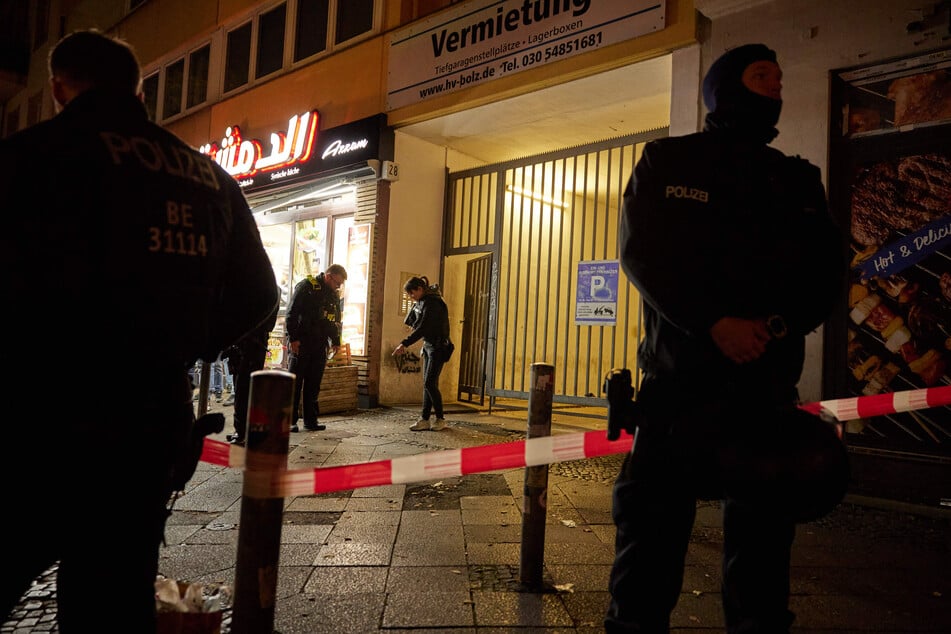 Nach der Explosion einer Kugelbombe im Berliner Stadtteil Neukölln haben Beamte der Spurensicherung ihre Arbeit aufgenommen.