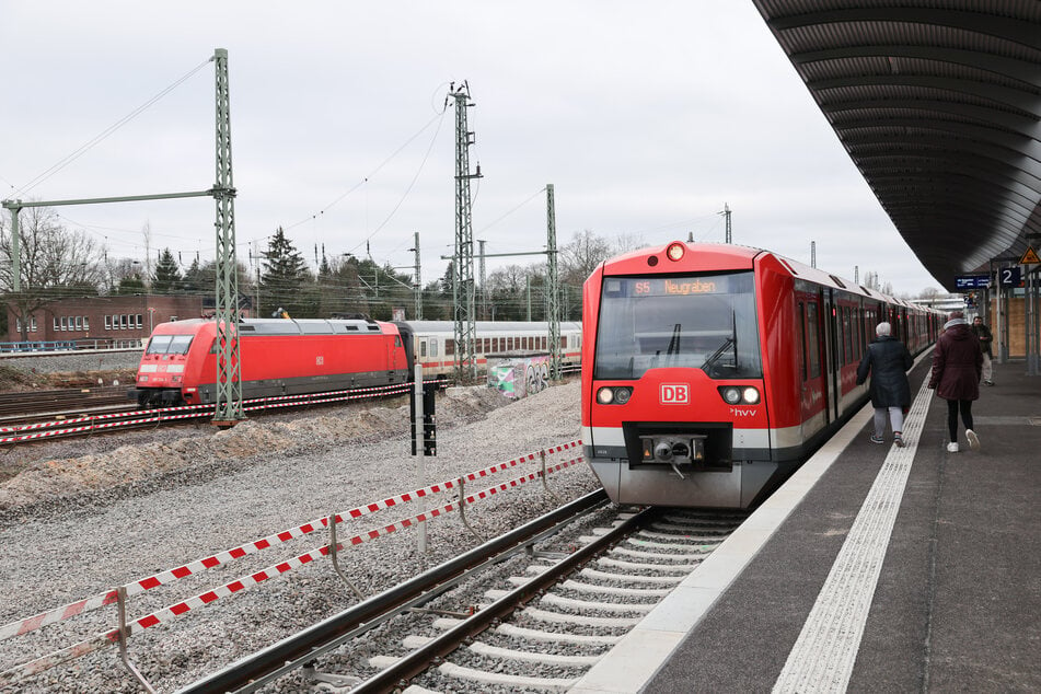 In einer Hamburger S-Bahn ist es in der Nacht auf Samstag zu einer körperlichen Auseinandersetzung gekommen.