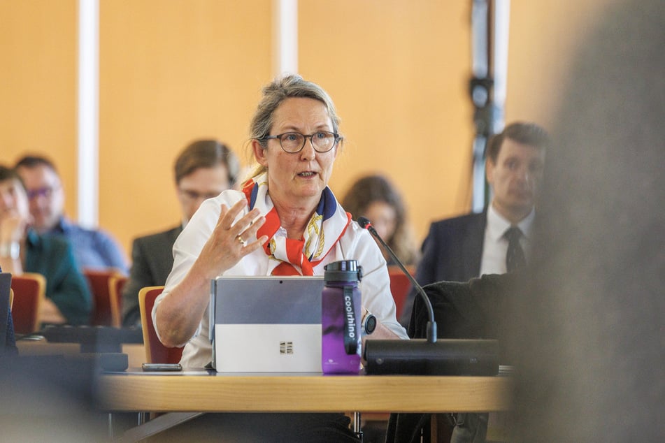 Während an der Carolabrücke der Abriss weiterläuft, beginnt im Stadtrat die Diskussion um die Gestaltung der Neubrücke.