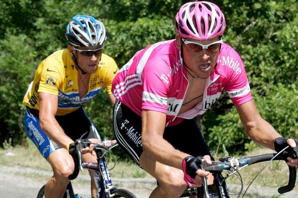 Jan Ullrich (v.) und Lance Armstrong (52) lieferten sich jahrelang erbitterte Duelle - gedopt waren sie dabei beide.