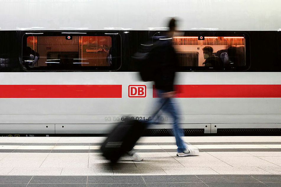 Opfer Deutsche Bahn: 566 Online-Tickets "bezahlte" der Betrüger mit geklauten Kreditkartendaten und verursachte so einen Schaden von rund 33.500 Euro. Ein Teil der Tickets wurde auf seinen Handys gefunden.