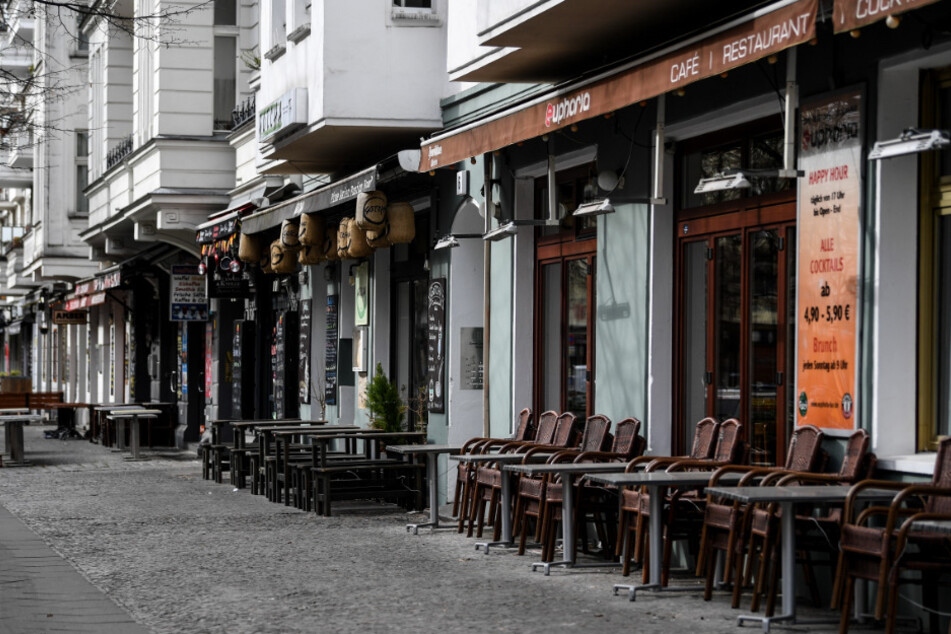 Bars und Restaurants in der sonst so belebten Simon-Dach-Straße in Berlin-Friedrichshain sind aufgrund der Corona-Pandemie geschlossen.