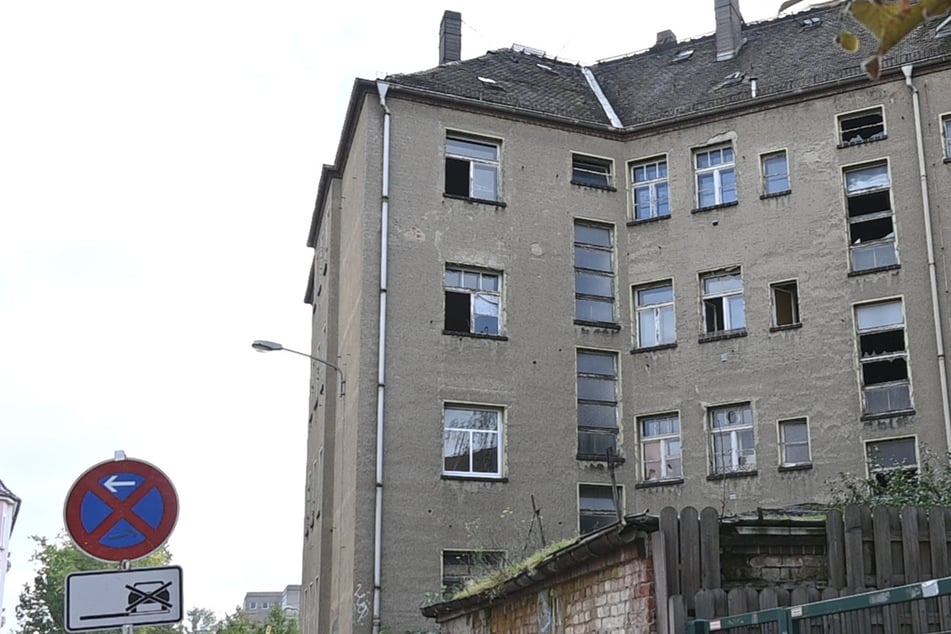 In einem Abbruchhaus im Leipziger Stadtteil Schönefeld ist am Freitagabend eine leblose Person entdeckt worden.