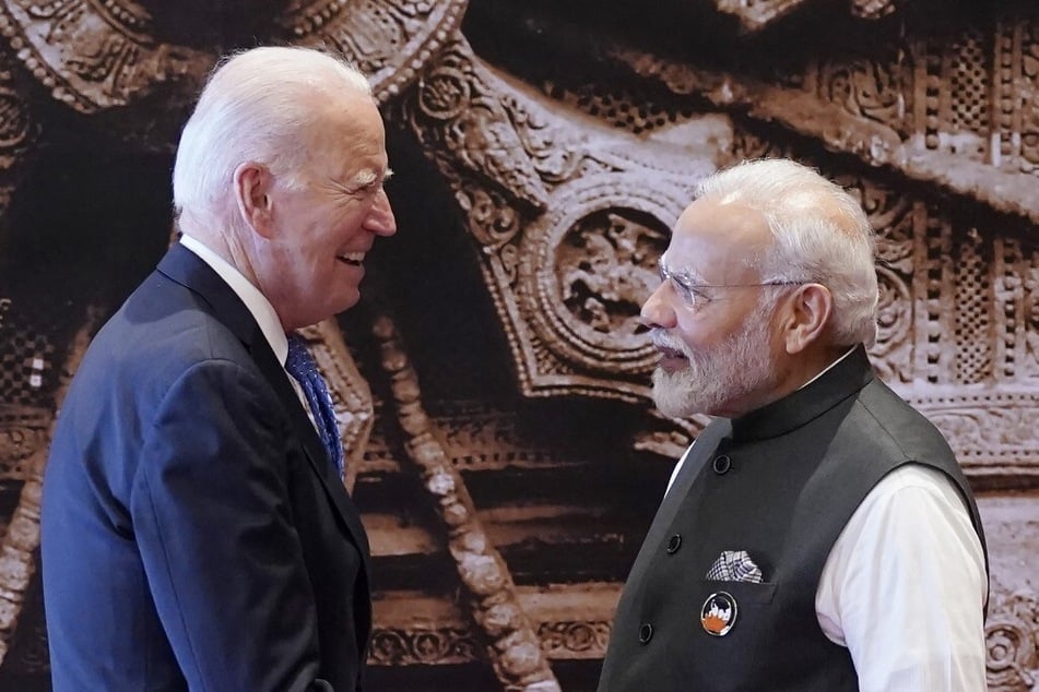 US President Joe Biden (l.) has congratulated Indian Prime Minister Narendra Modi on winning his election for a third term in office.